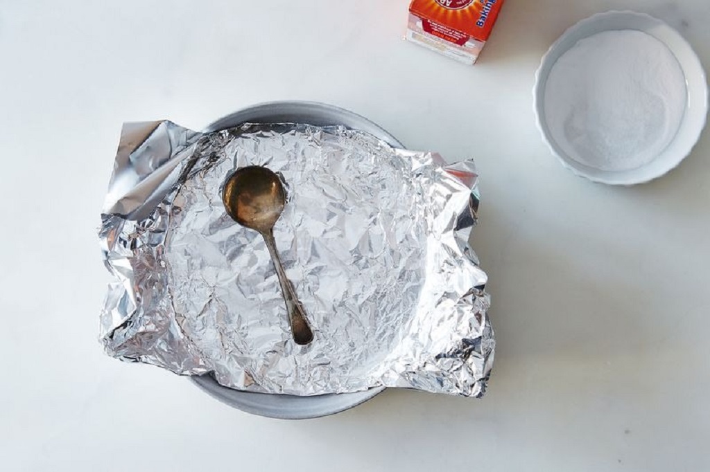 Which side of aluminum foil to clean silver